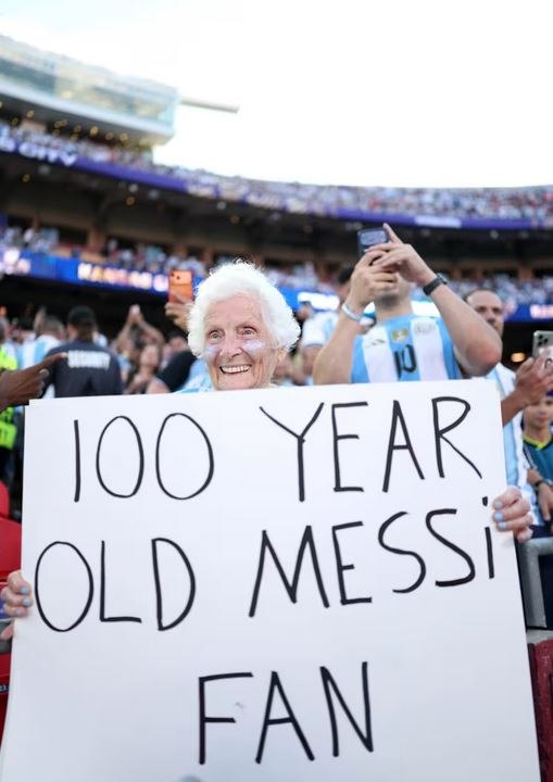 🇦🇷حضور هوادار ۱۰۰ ساله مسی در ورزشگاه! ⚽️ @time_football