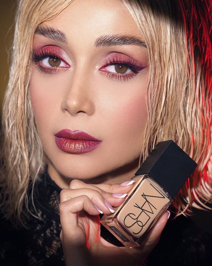 بازی با رنگها در میکاپ همیشه حالم رو عوض میکنه. جادوی رنگها رو دستکم نگیرید. 💄✨
.
.
.
#الناز_گلرخ #اکسپلور_وطنگرا...