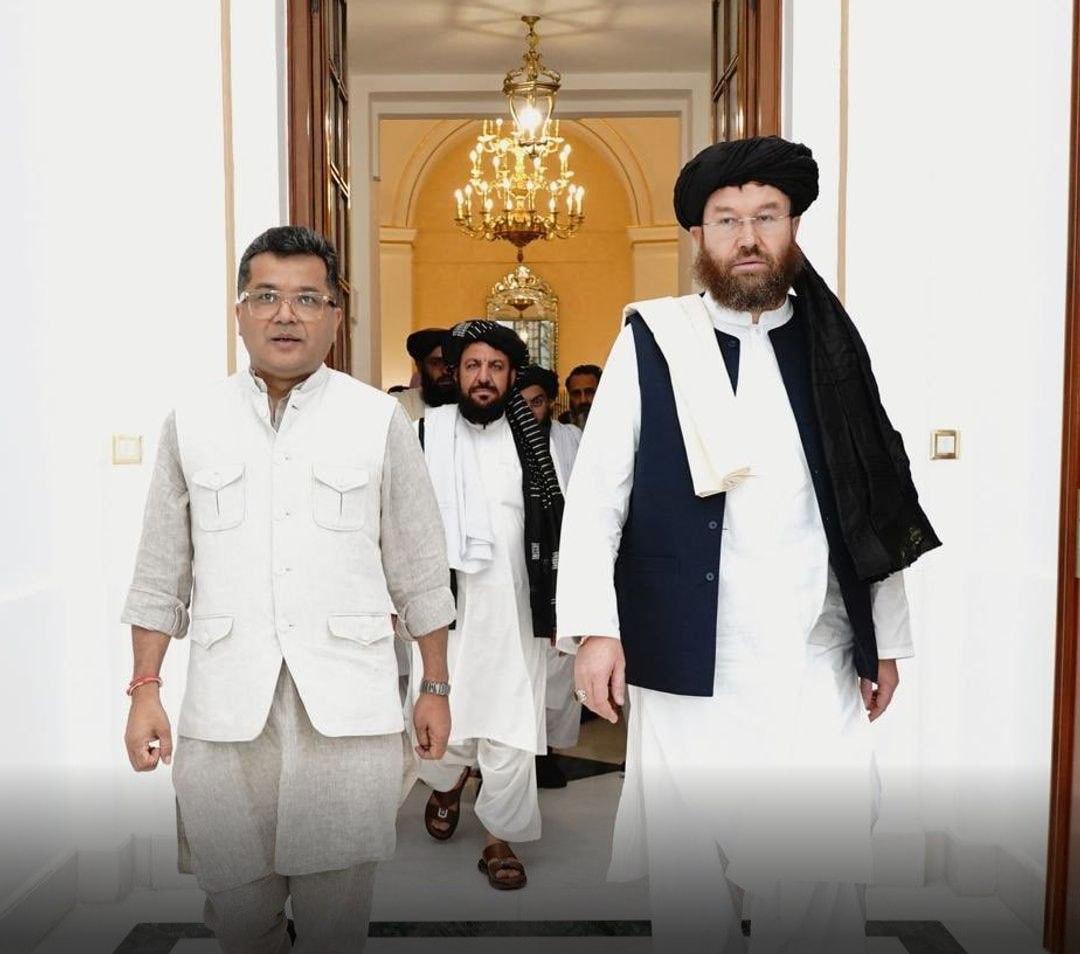 مولوی عطاءالله عمری، وزیر زراعت، آبیاری و مالداری، در سفرش به #هند با پبیترا مارگریتا، معاون وزیر امور خارجهاین کشو...
