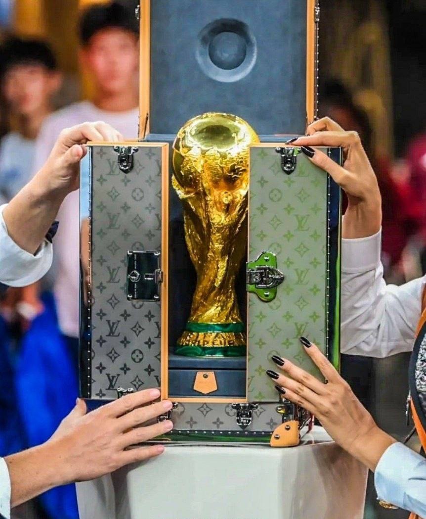 🏆حمل کاپ قهرمانی با چمدان یک برند لوکس 🟡 با اعلام فیفا، کاپ قهرمانی جام جهانی ۲۰۲۶ داخل چمدان اختصاصی و سفارشی «لوئ...