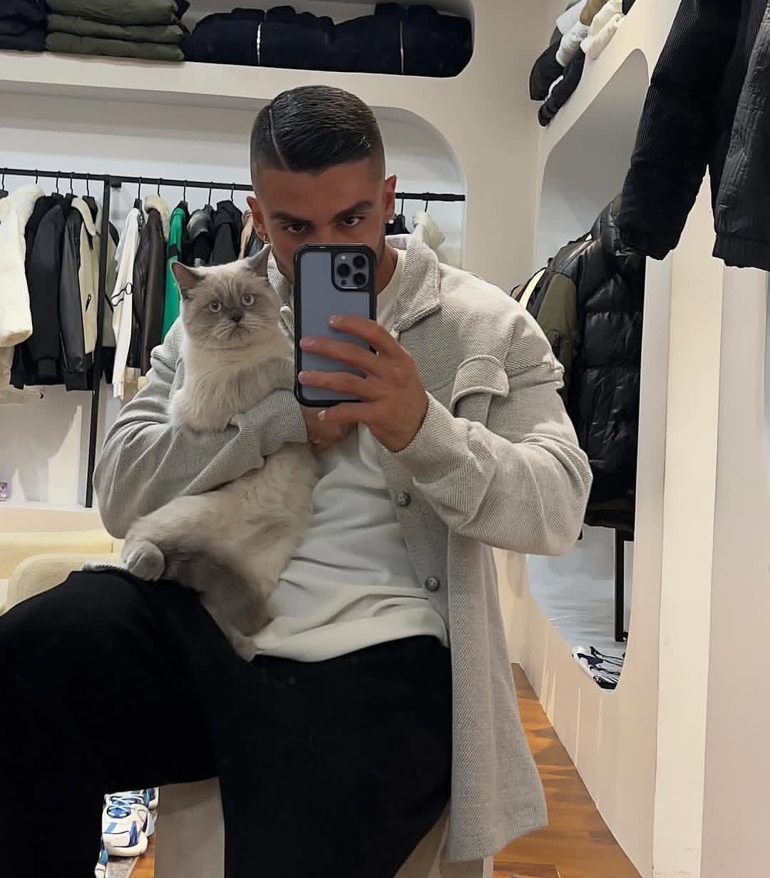 میشه مگه دوسش نداشت !؟🐈‍⬛