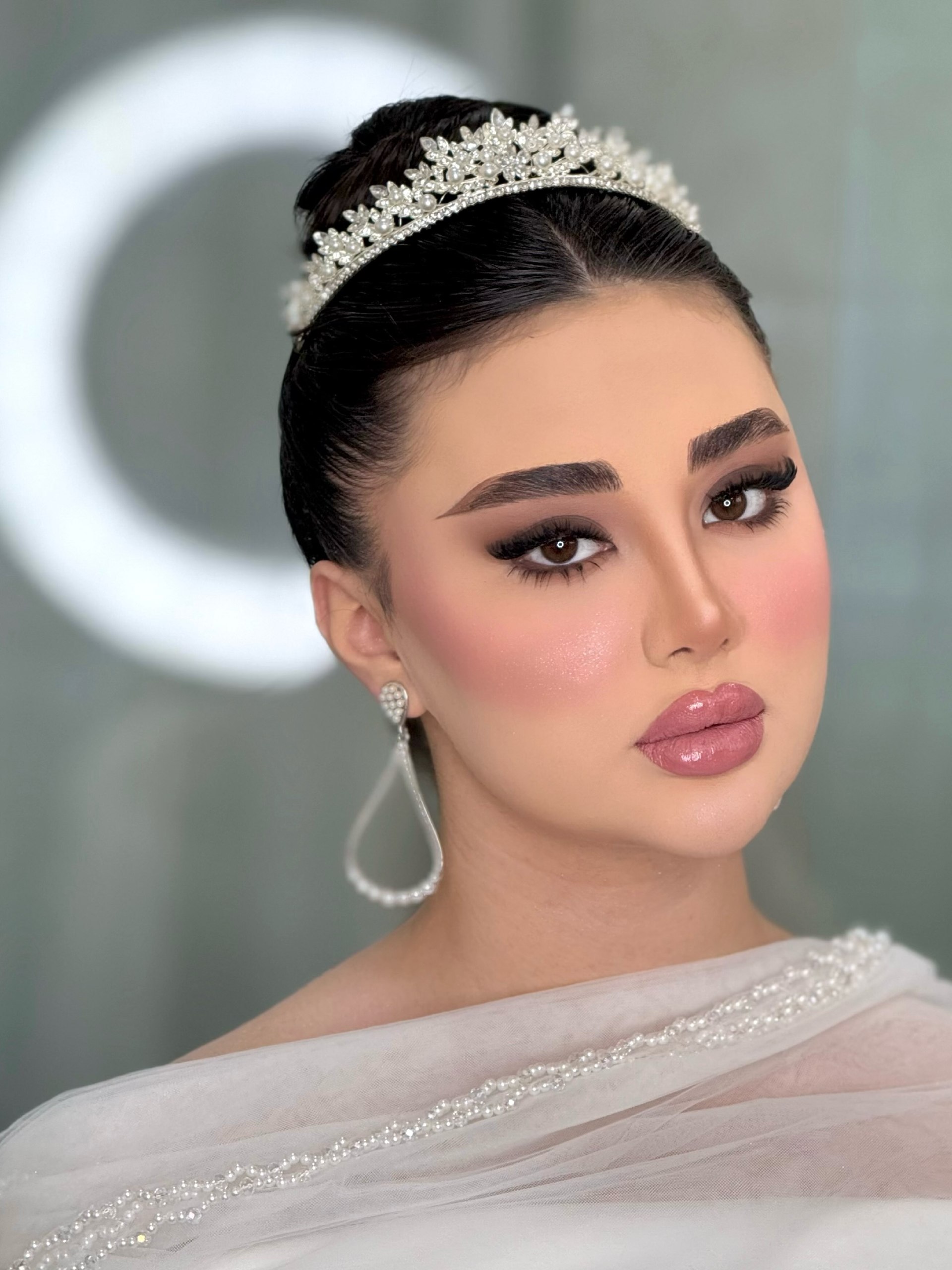 Mellany beautysalon👰🏻♀️ زیبایی واقعی همیشه به سادگی میدرخشد🤍 اکسسوری و تاج زیبا @gallery.ranjbar استایل مو @hair...