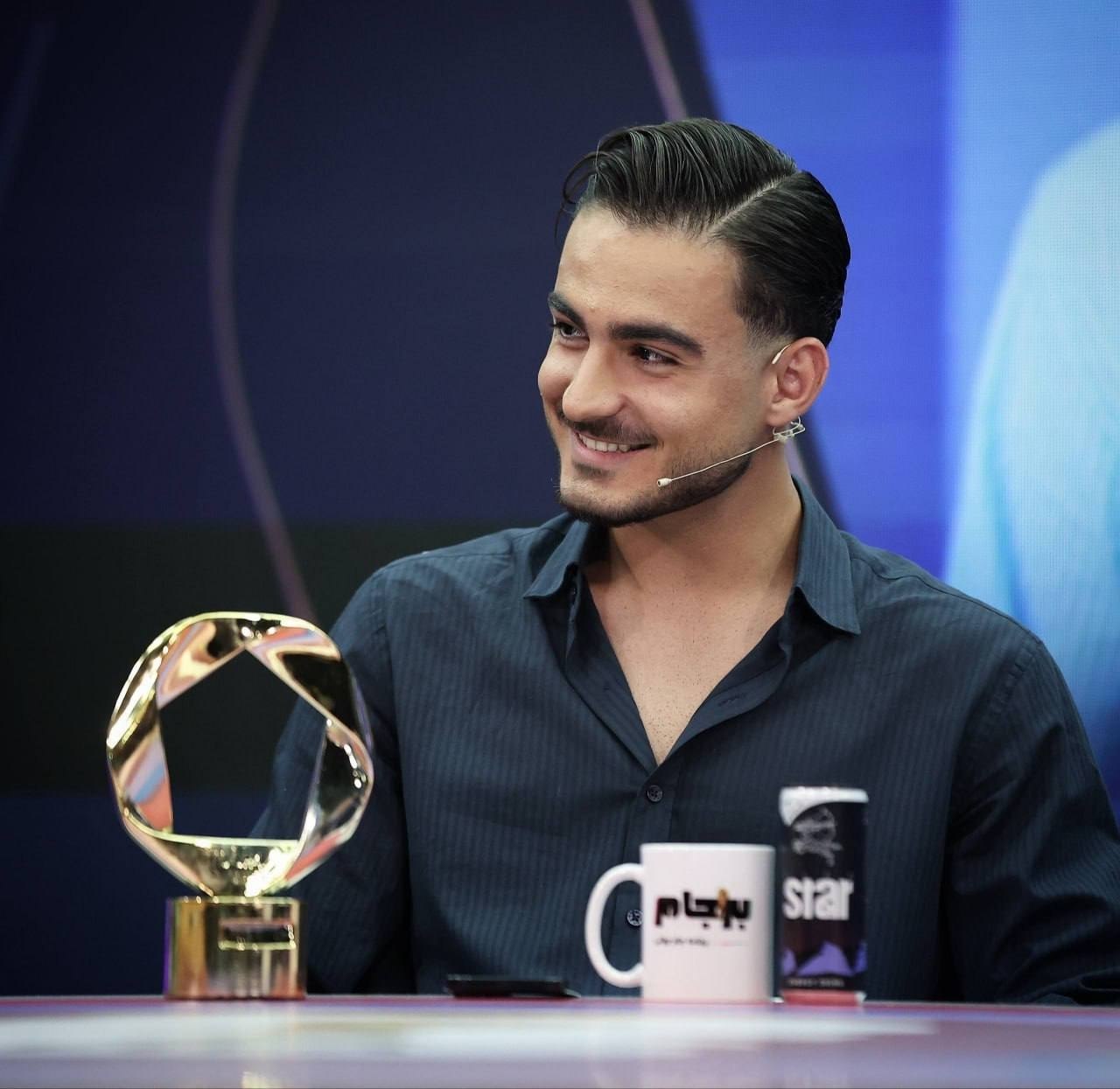 ⭐️🏆⚽️کسری طاهری اولین برنده جایزه توپا"پدیده سال فوتبال ایران"شد. @time_football