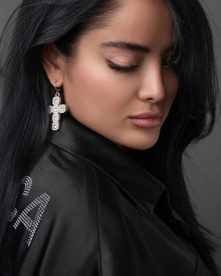 گاهی مینیمالترین انتخابها، ماکسیمالترین تاثیر رو روی ذهن میذارن. 🤍🖤
.
.
.
#ربکا_قادری #modeling #استایل_مشکی #ع...