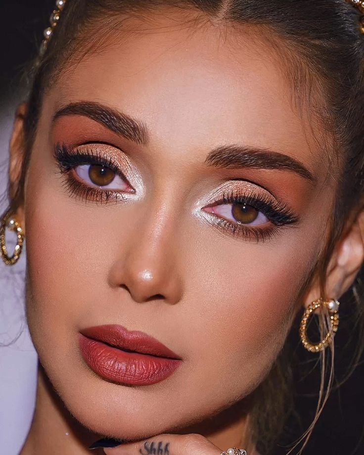 با این میکاپ قشنگ رفتم به استقبال یه روز شلوغ و دوست‌داشتنی. نظر شما چیه؟ 👇🏼😍