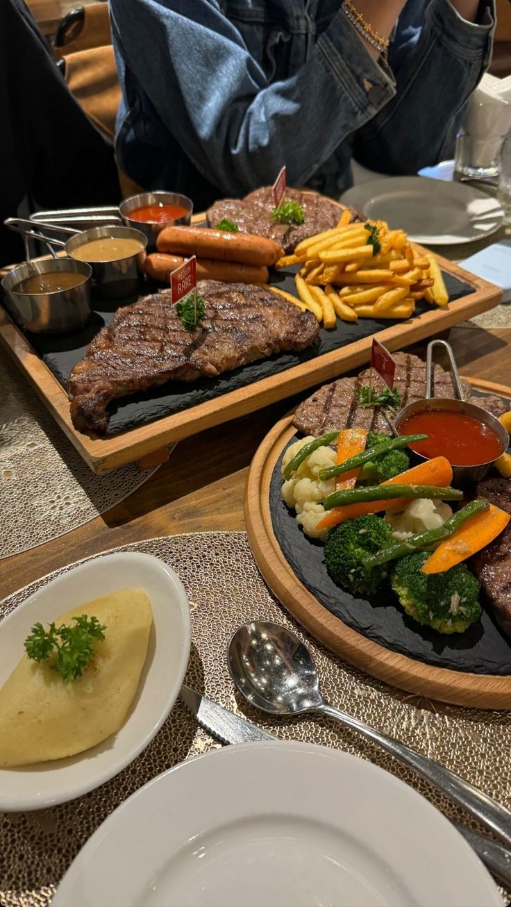 یه شب به یاد موندنی 🥩🍟
