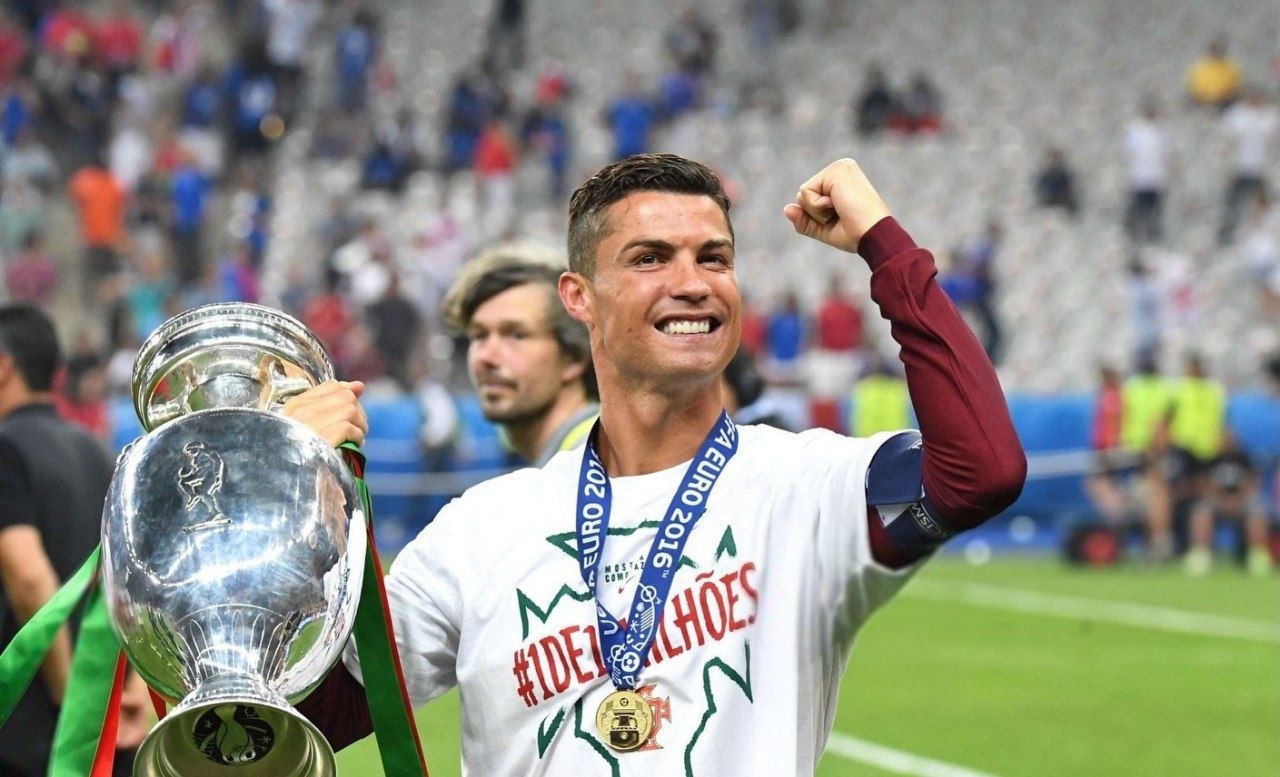 🟪🇵🇹 پس از حذف پرتغال از جامجهانی، کریستیانو رونالدو تصویری از قهرمانی پرتغال در یورو ۲۰۱۶ را منتشر و از آن قهرمان...